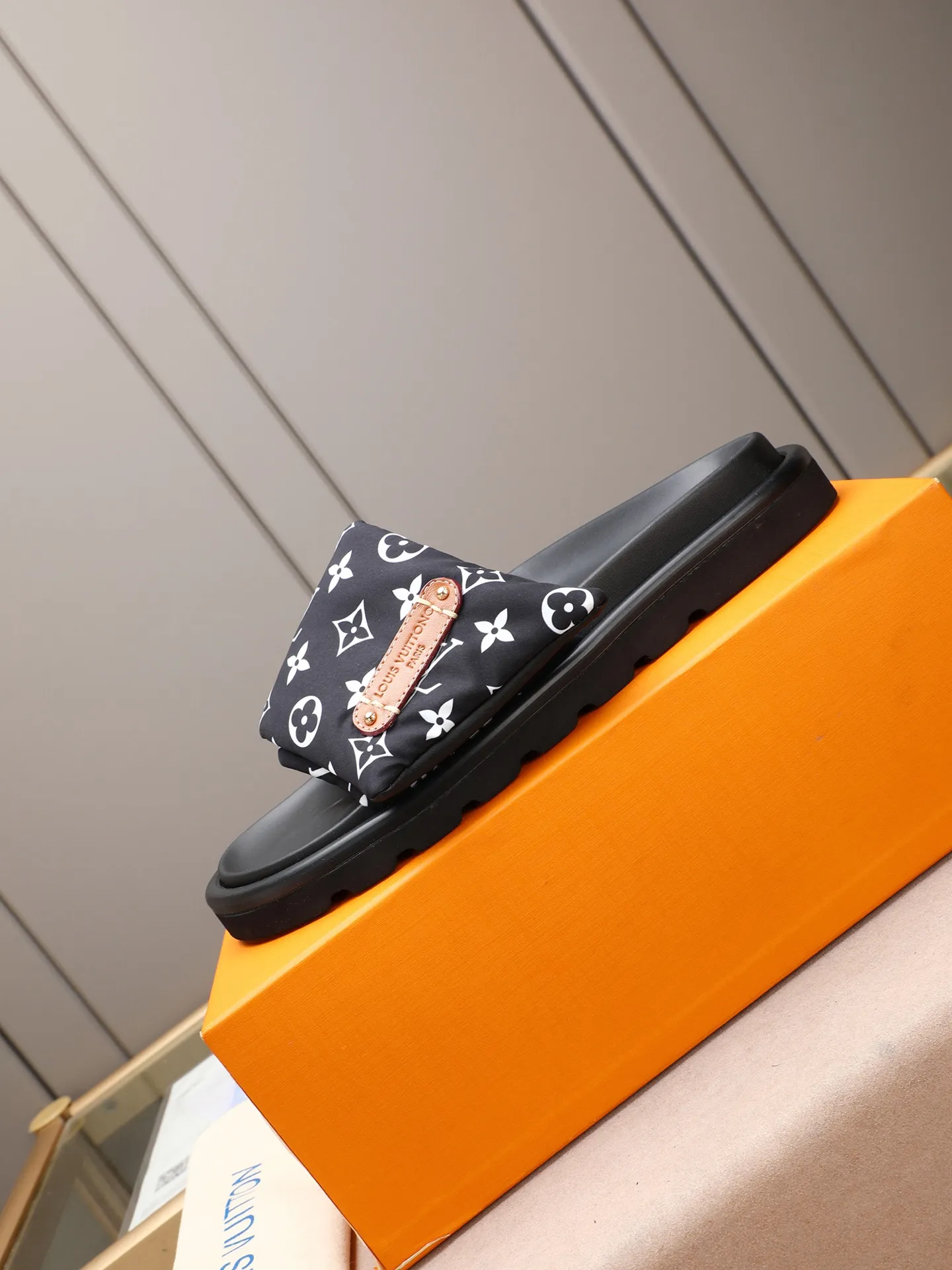 PP360 [LOUIS VUITTON] Louis Vuitton, LV printing, men's and women's slippers are on the market. The drawer box packaging comes with a cloth bag and a card. The upper pattern looks very soft and waxy, and it is a super versatile leg slimming tool. Fabric: imported denim/canvas/old fabric, LV hardware LOGO, official website pattern printing, comfortable to wear, feet: high-elastic PU water table. Sole: foam sole, heel height: about 5cm. Code number: 35-46, 35, 45, 46 are custom-made and non-returnable. Color: multiple colors and styles available.